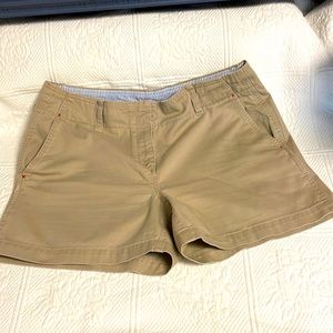 Tommy Hilfiger khaki classic shorts. Size 12. Slide hand pockets. 100% cotton.